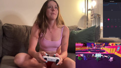 Nadia Foxx: Fall guys spelen met mijn weelderige in en proberen niet...