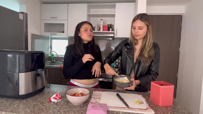 scarlettandc: Připravujeme krémové jahody a bavíme se