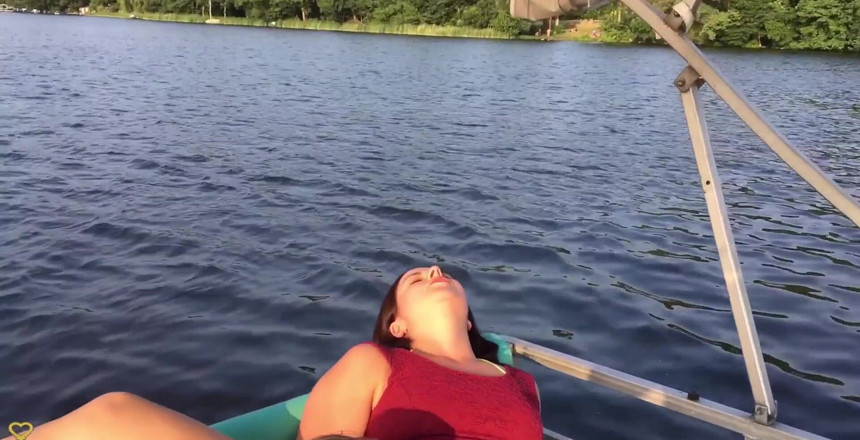 Emma Secret: Omg! Baise en plein air au milieu du lac ! et...