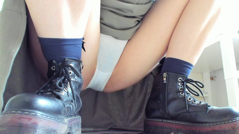 Rarible Diamond: लंबी स्कर्ट और गंदे जूते