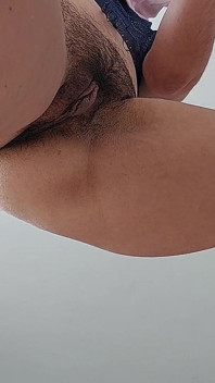 Latina calda con culo grosso, figa pelosa, grandi tette, culo grosso. L'arrapata matrigna si spoglia