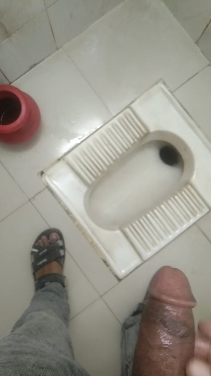 Viral_tiktokar: Šel jsem do kancelářské koupelny a zbil jsem se