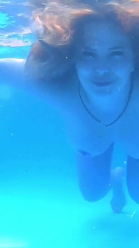 Sous l’eau dans la piscine