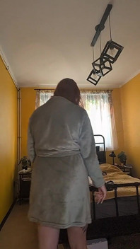 Rádi sledujete, jak vaše máma zkouší spodní prádlo? Podívejte se na její obrovské kozy a kalhotky na Její kundičku.