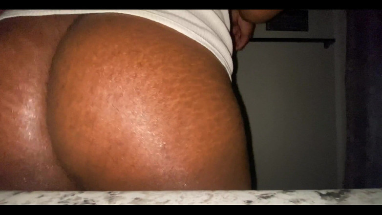 Tailandxxx: 菜单上的屁股，精液被咬