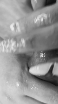 Dominazione femminile. una dominatrice tettona infila dilatatori nell'uretra dello schiavo sessuale fasciato fino al suo orgasmo.