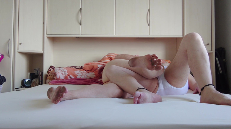 NylonjungeCarmen: Arrapato con la nonna dopo una passeggiata calda a letto 1