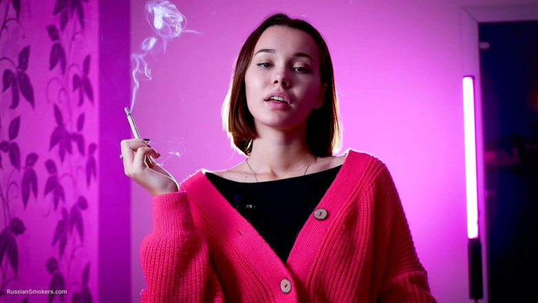 Russian Smokers: Si cantik Rusia yang ceria menggoda sambil merokok di luar...