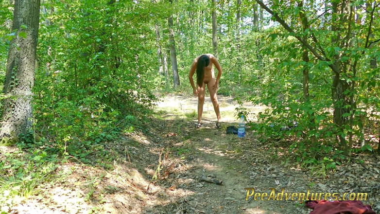 Pee Adventures: Rozbiórki do naga i sikanie na zewnątrz