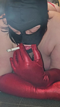 Une BBW à gros nichons fume avec un gros cul donnée à l'employé de son mari pour baiser