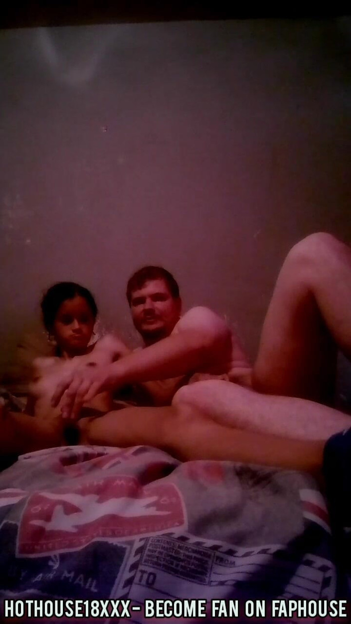 hothouse18xxx: 苗条的18岁青少年半白人半印度继女和继父相互掌握变得富有和出名