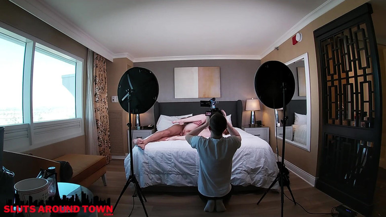 Sluts Around Town: La teen del college vuole che il patrigno le insegni...