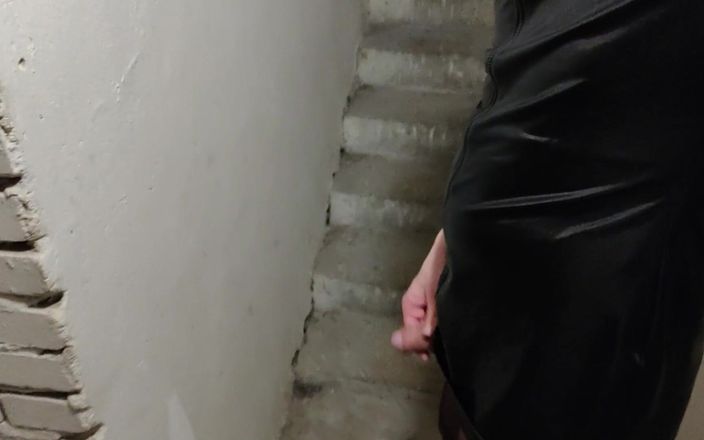 Miczi TV: 밤에 지하실에서 걷고 정액을 남겨
