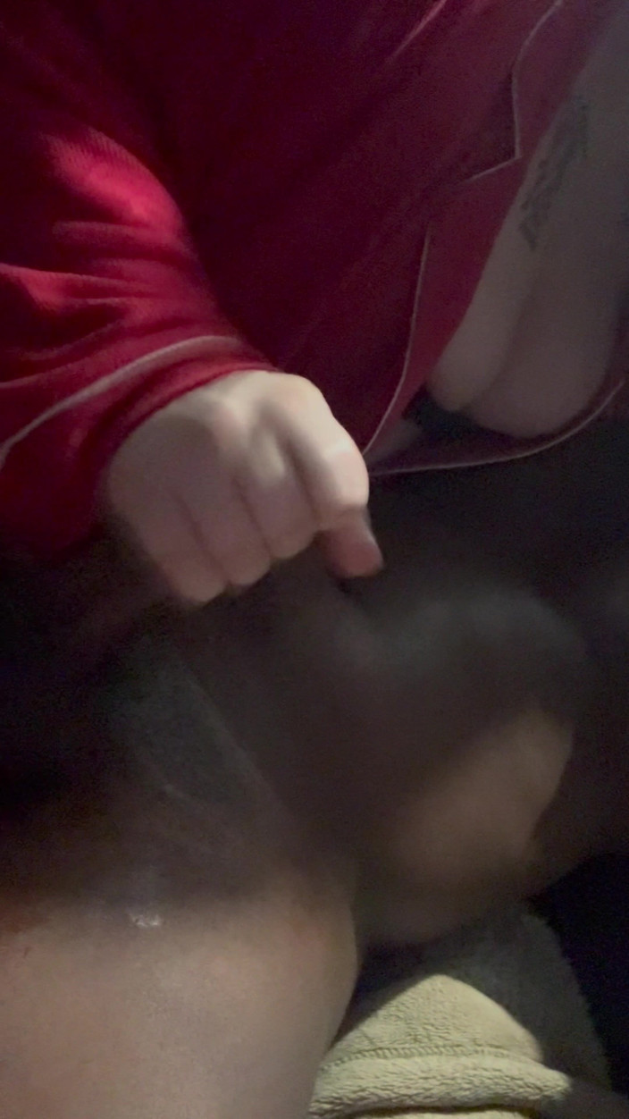 Nofaceguy09: Bílá děvka dojí moje velké černé péro