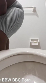 Wanhopig op zoek naar plassen zolang ik in het toilet kan pissen