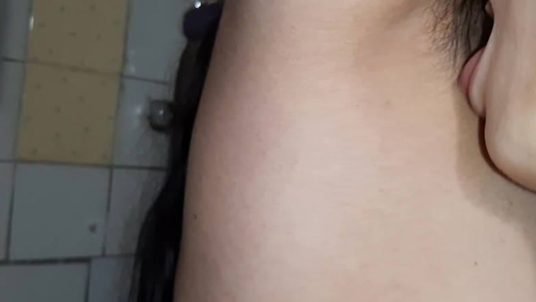 Lesbian-illusion: Aku kencing di mulutnya dan dia jilat memek, puting, dan...