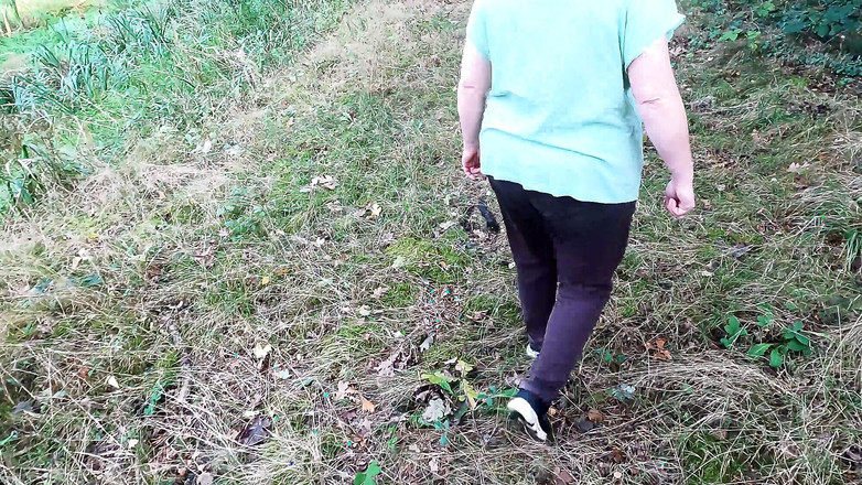 Bouncy Tits Action: La sua vagina tormentata nella capanna vicino al lago