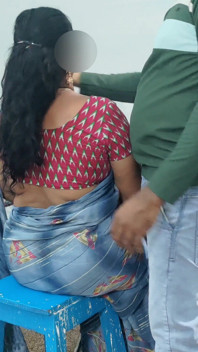 Mi suegra, sastre, estaba cosiendo ropa, así que tuve relaciones sexuales con ella como si la ayudara.