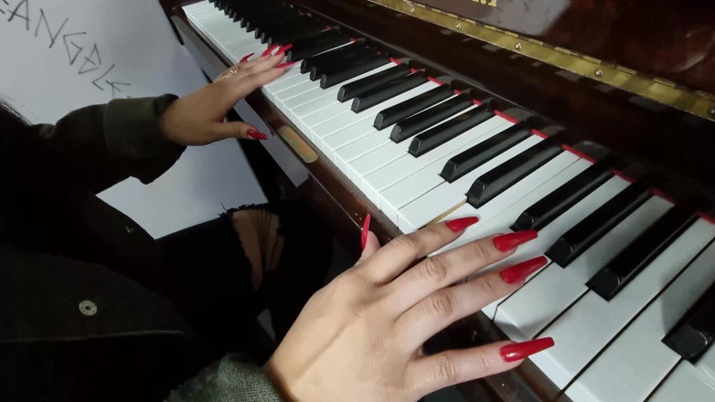 FetishKing: Aula de piano com as mãos - dominação das mãos - top...