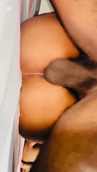 Un couple charmant baise avec creampie à l’intérieur, vidéo maison