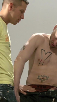 Трахніть його дупу і смокчи його жорсткий член, щоб ви відчули задоволення від хорошого гей-траха. Фотосесія гей-траху