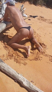 Ladysilva บนชายหาดในกางเกงในอาบไลตูดสุดฮอตของเธอ