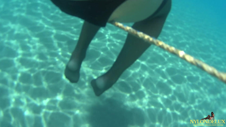 Nylondelux: Peniscage &amp;strumpa i havet