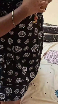 Gorąca Tamilska przyrodnia siostra i przyrodni brat jebanie Jej soczysta cipka i połykanie na górze na łóżku. Część 1