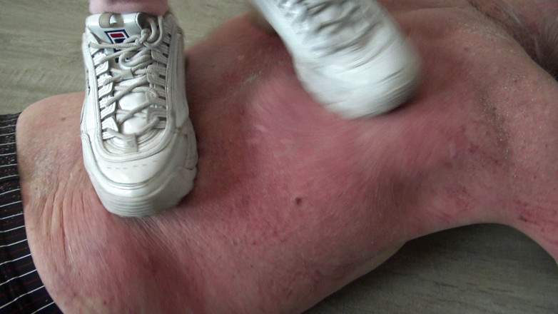 Femdom Austria: Starý bijecí otrok sadistické domácí pomoci!