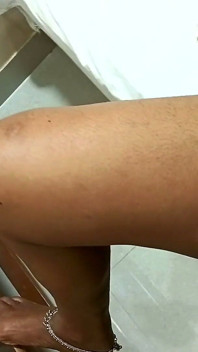 Natasha, belle actrice porno indienne, se fait baiser par un jeune maître du sexe, vidéo X complète