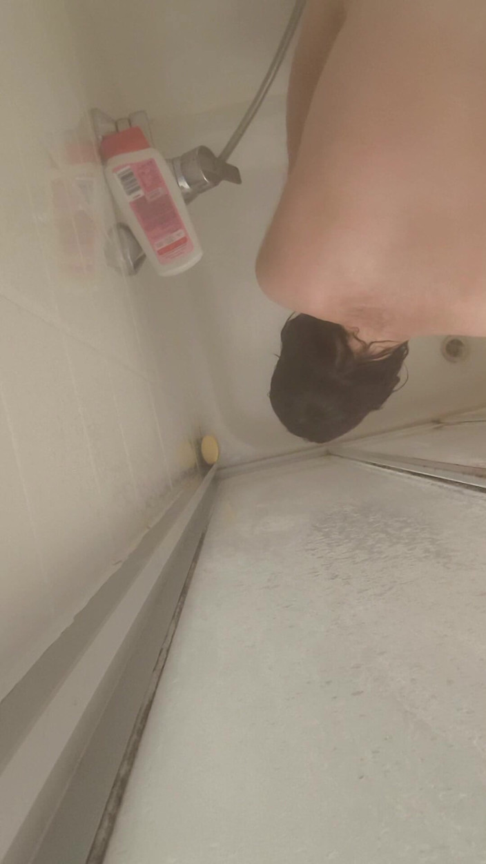 JanineLang: Orgasme pendant la douche et le rasage