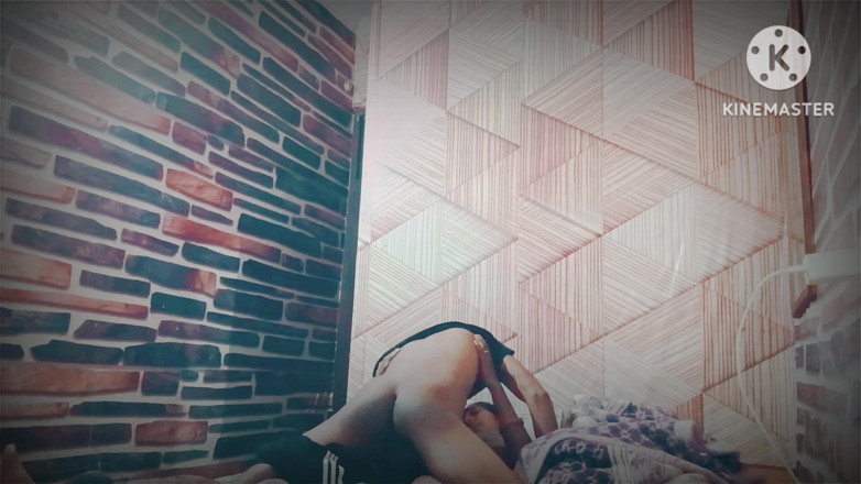 Sandeepp: 房间里的小继妹完全享受和性交的继妹
