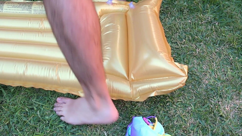 Inflatable Lovers: La padrona dell'aria in piscina