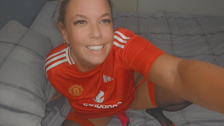 Maisie Lewis: Maisie Lewis utd Shirt.mp4'de kendini sikiyor