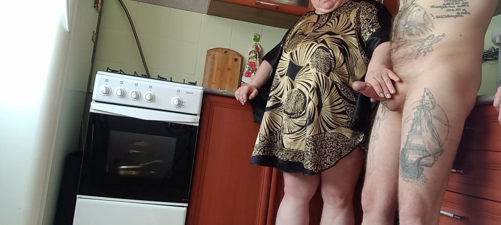 Zona901: 熟女は昼食前に私のコックをジャークオフ