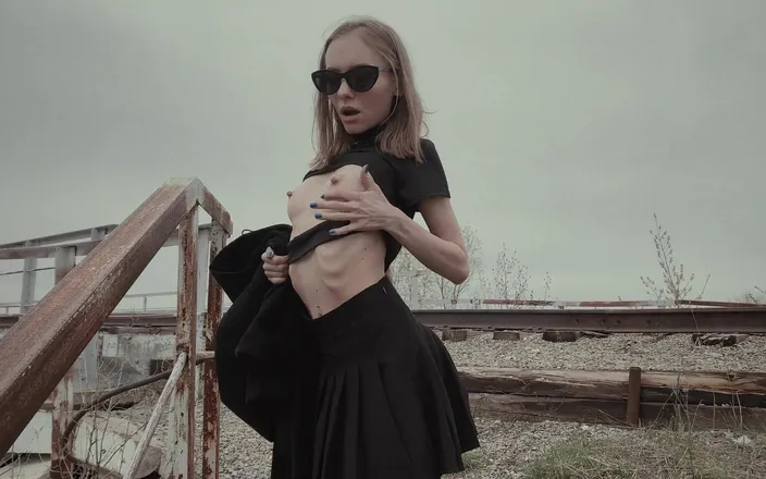 Dirty slut 666: I Walk Without Panties and Show Pussy From the Bridge