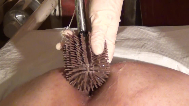 Schwester Sandra: Bürste sein loch