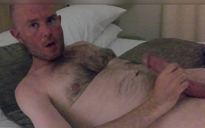 Rockard daddy: Intimt naken hotell sovrum wanking och cumming - Rockard Daddy