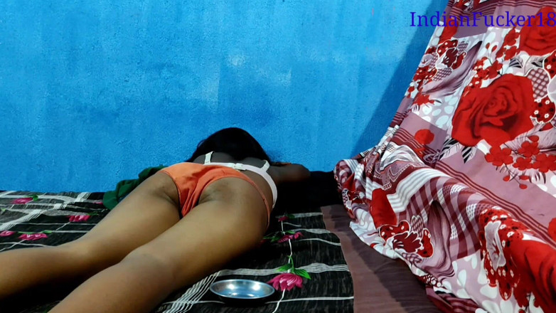Indianfucker18: Flickvän kallar sin pojkvän knulla mycket nära sexig tjej