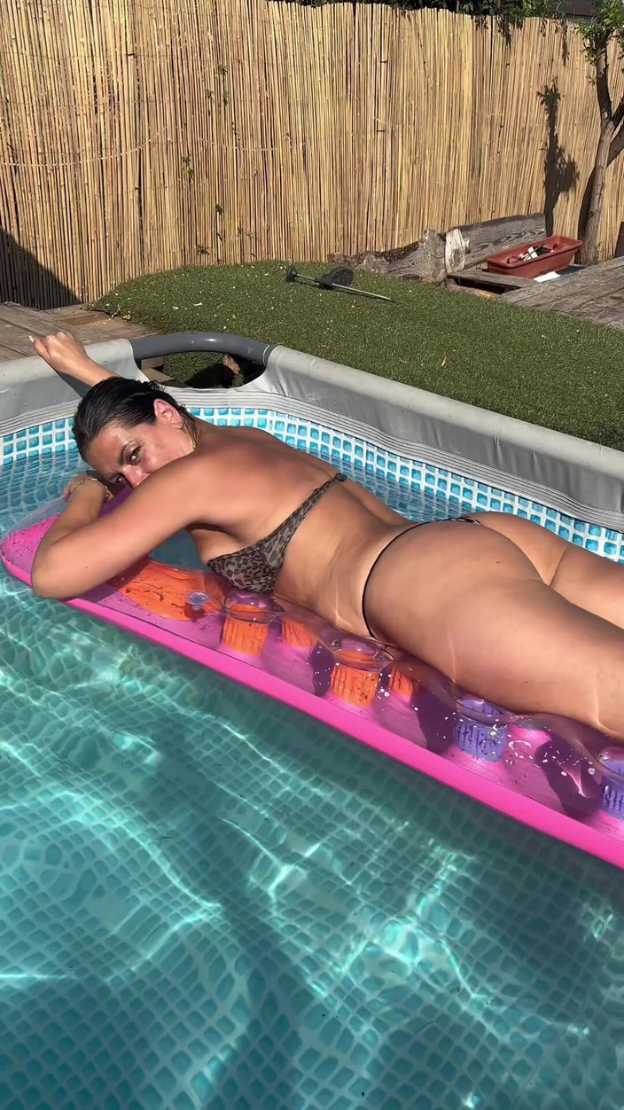 MilfyCalla: 泳池边丁字裤挑逗 - 漂浮物上的湿屁股和乐趣