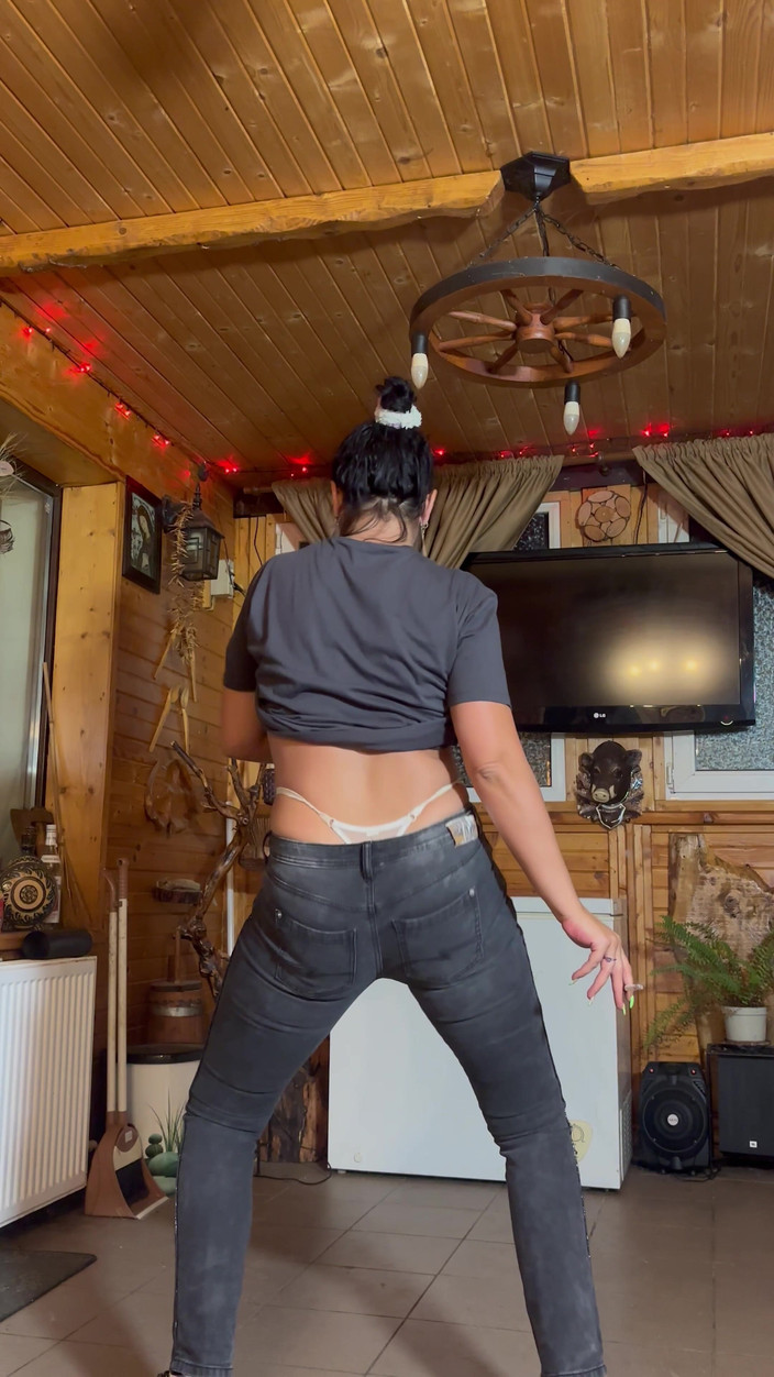 MilfyCalla: Usikan belakang dalam seluar jeans, Tanga putih & rokok