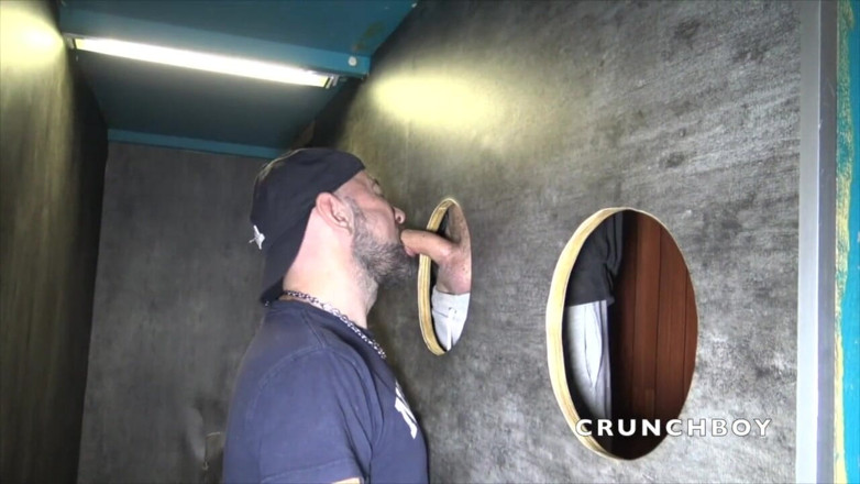 Jess Royan XXX: Jess chupando um fio árabe hetero real em glory holes