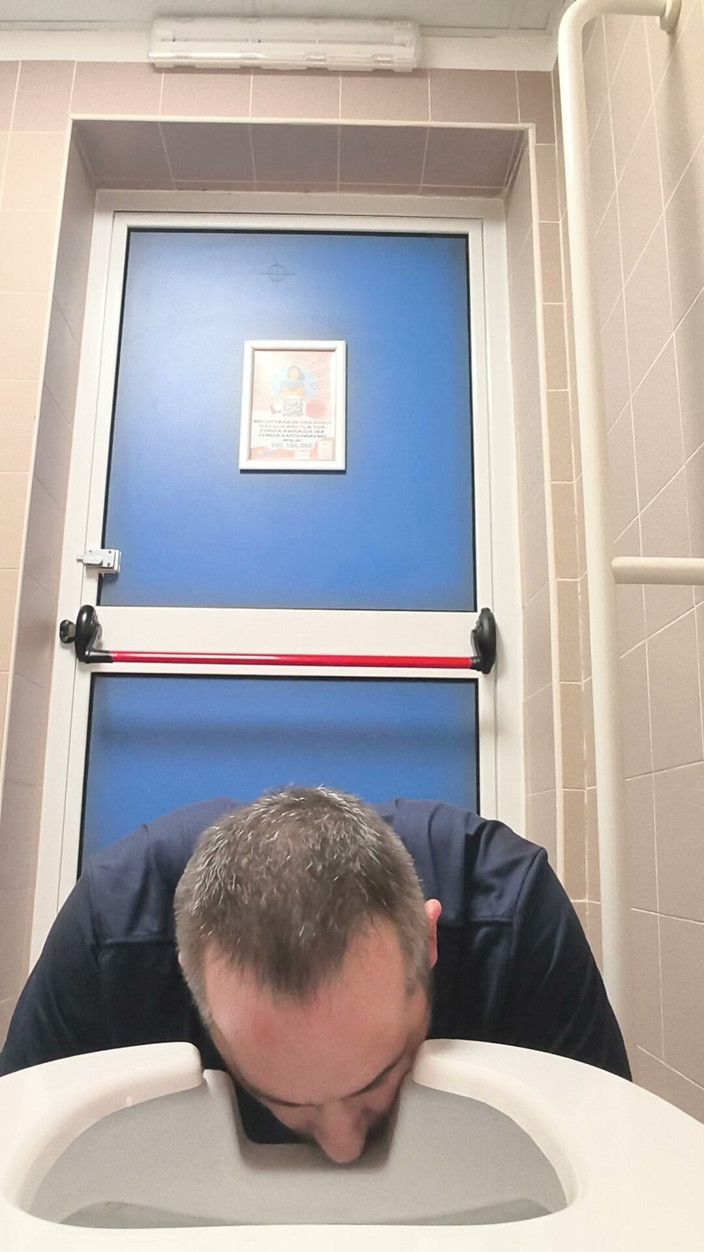 LeccaCessi: Lamiéndose el baño público (18/10/26)