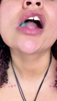 Asmr zblízka lízání úst GummyWorm a mluvení o polykání vás