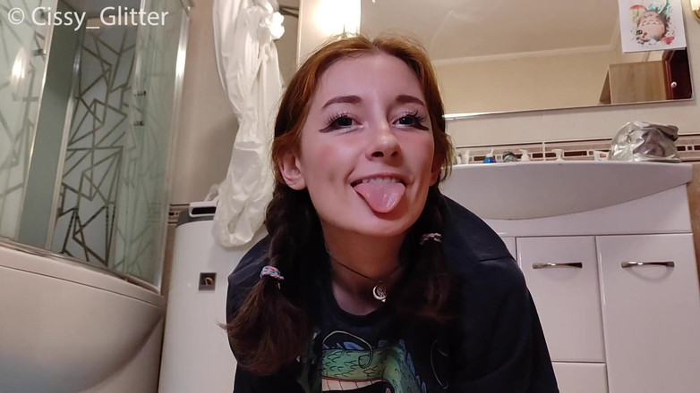 Cissy Glitter: Evde yapay penise biniyor