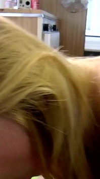 Une jeune blonde sexy se fait baiser par l'énorme bite d'un inconnu et suce