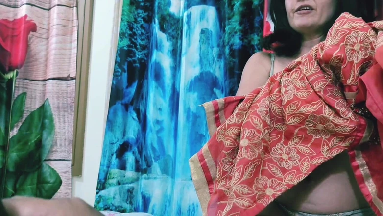 Bolly Karma: Super ondeugende sletterige milf inhaleert haar stiefzoon.
