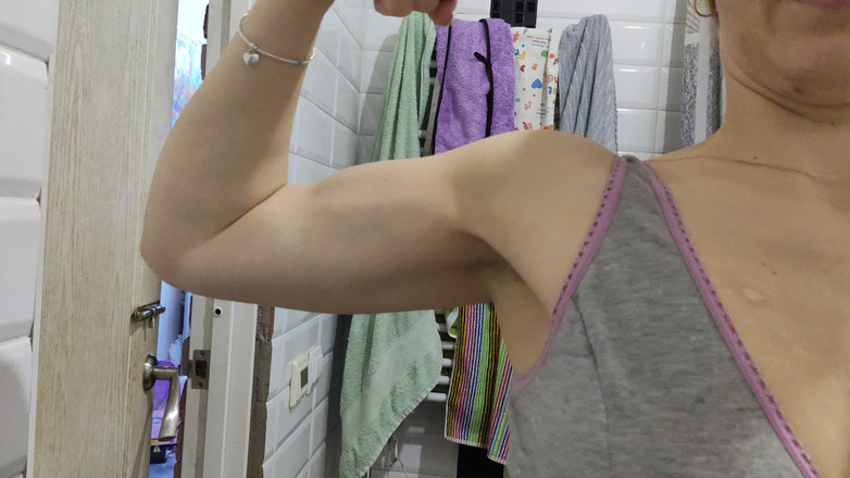 Risky Hairy Couple: Velké ženské svaly se protahuje