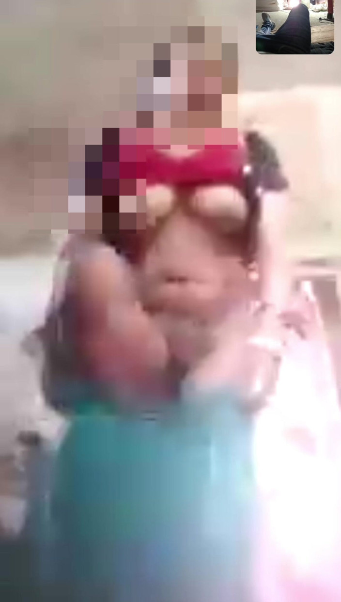 AkashKumar: Desi Bhabhi Video Call Pe Apne Lover Ko Gand Dikhai...