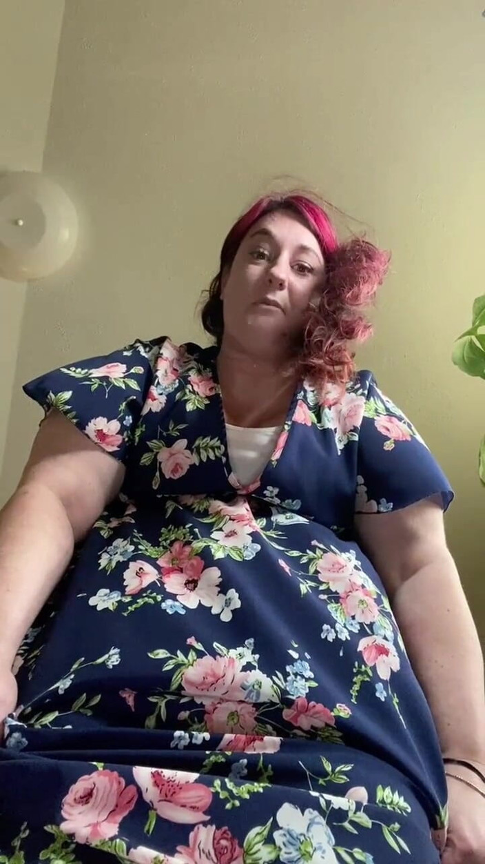 BellaBlast: Giantess发现了一个娇小的女郎，并玩得很开心，把它变成了足奴隶和潮吹玩具